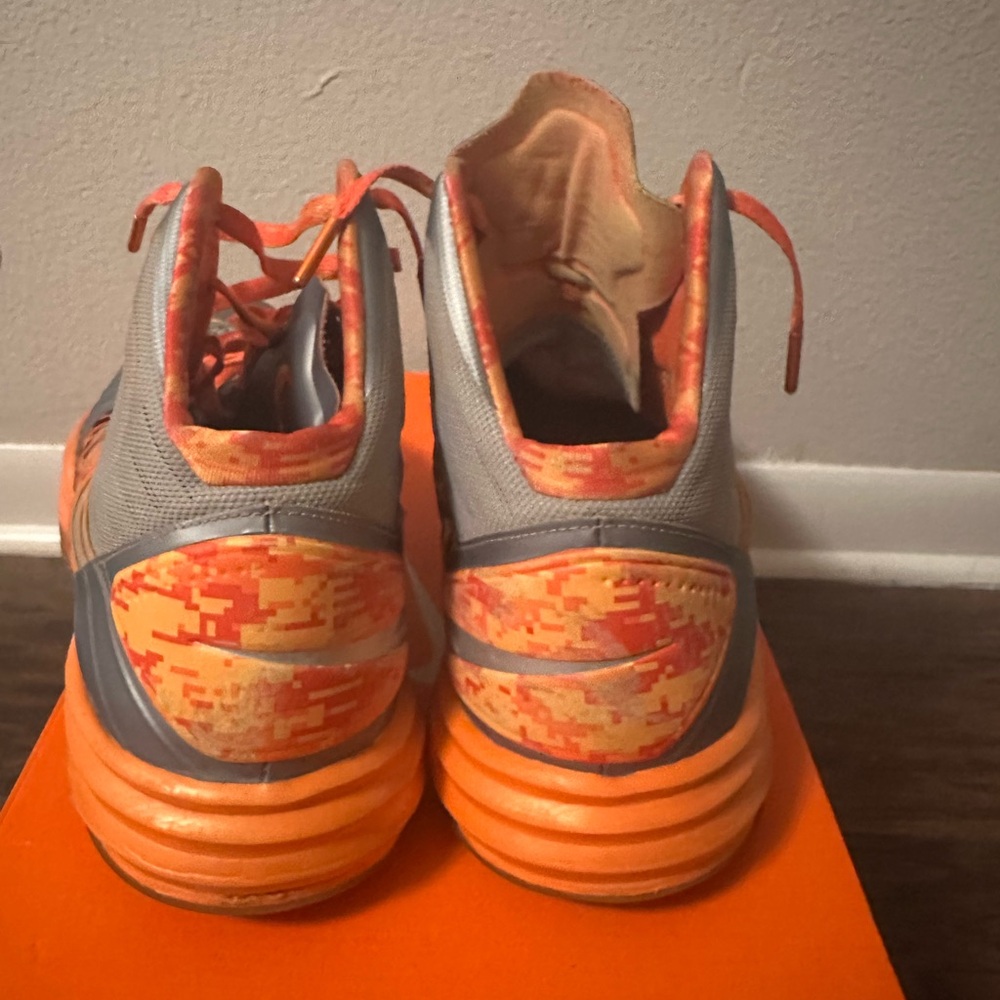 Nike Hyperdunks - image 5